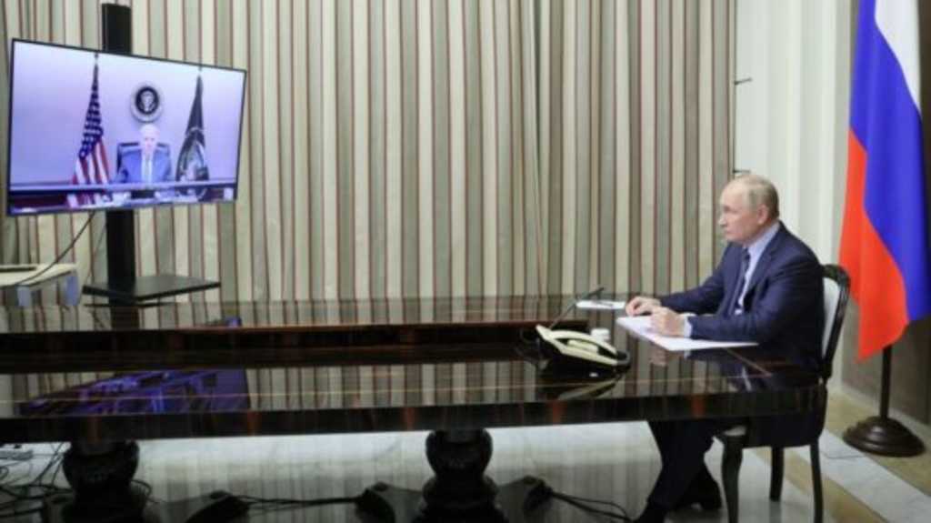Na snímke ruský prezident Vladimir Putin počas videosamitu s americkým prezidentom.
