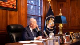 Americký prezident Joe Biden telefonuje so svojím ruským náprotivkom Vladimirom Putinom.