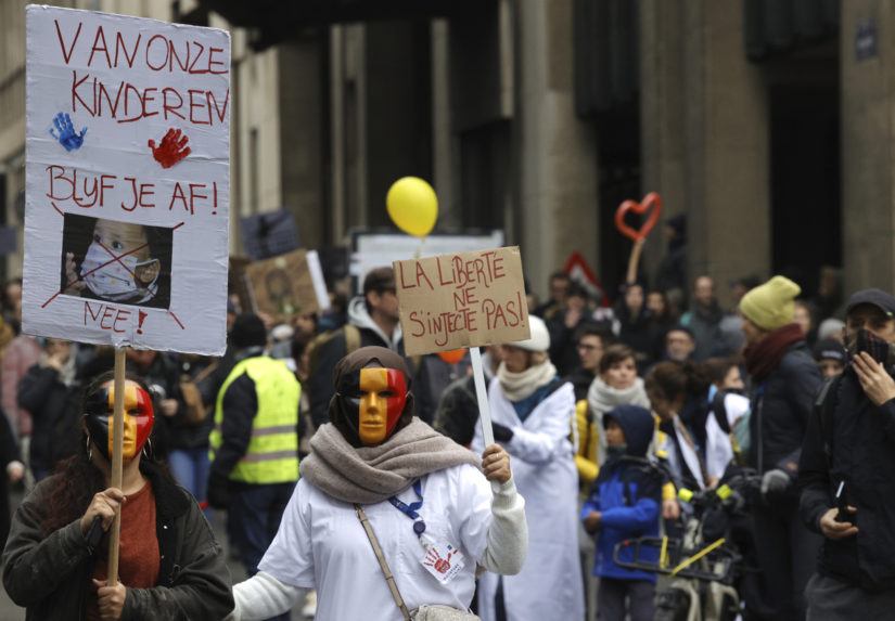 V Bruseli sa zišli tisícky demonštrantov, protestovali proti opatreniam