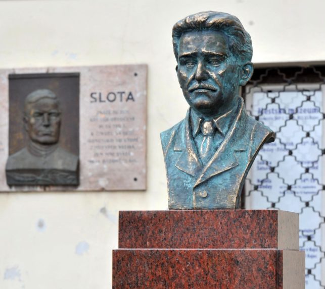 V Rajci na Námestí Slovenského národného povstania (SNP) osadili v v roku 2011 sochu Ferdinanda Ďurčanského.