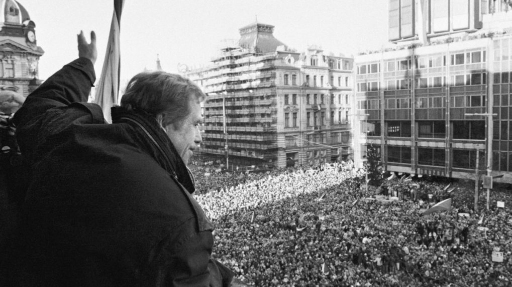 Václav Havel v novembri 1989 na Václavskom námestí v Prahe.