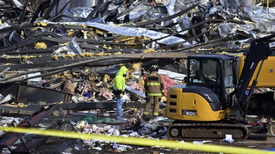 záchranári prehľadávajú trosky továrne na výrobu sviečok spustošenej tornádom v meste Mayfield, americkom štáte Kentucky.