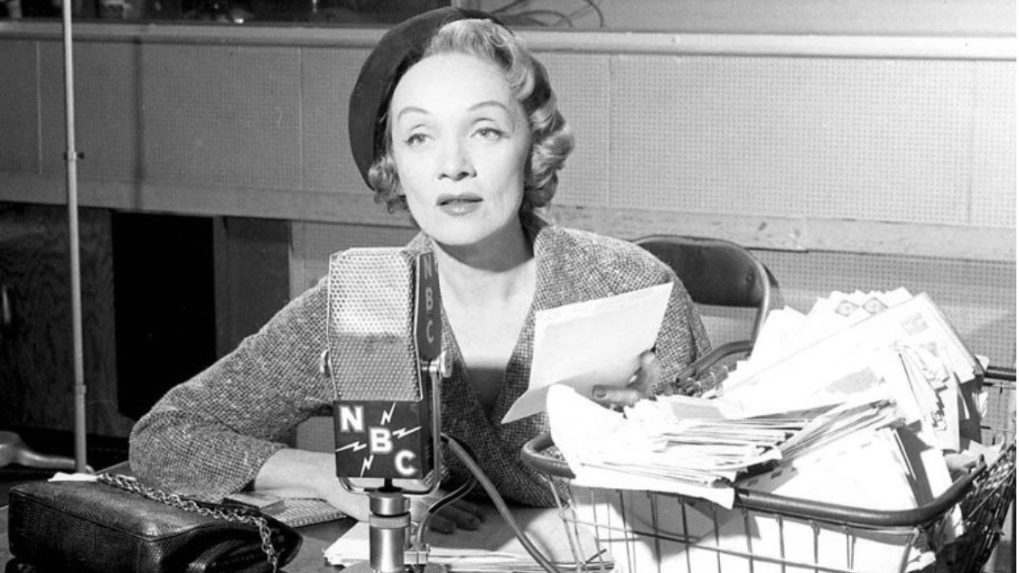 Marlene Dietrichová pravidelne prispievala do víkendového programu rádia NBC.