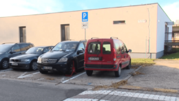 Na snímke zaparkované autá na parkovisku v Bratislave.