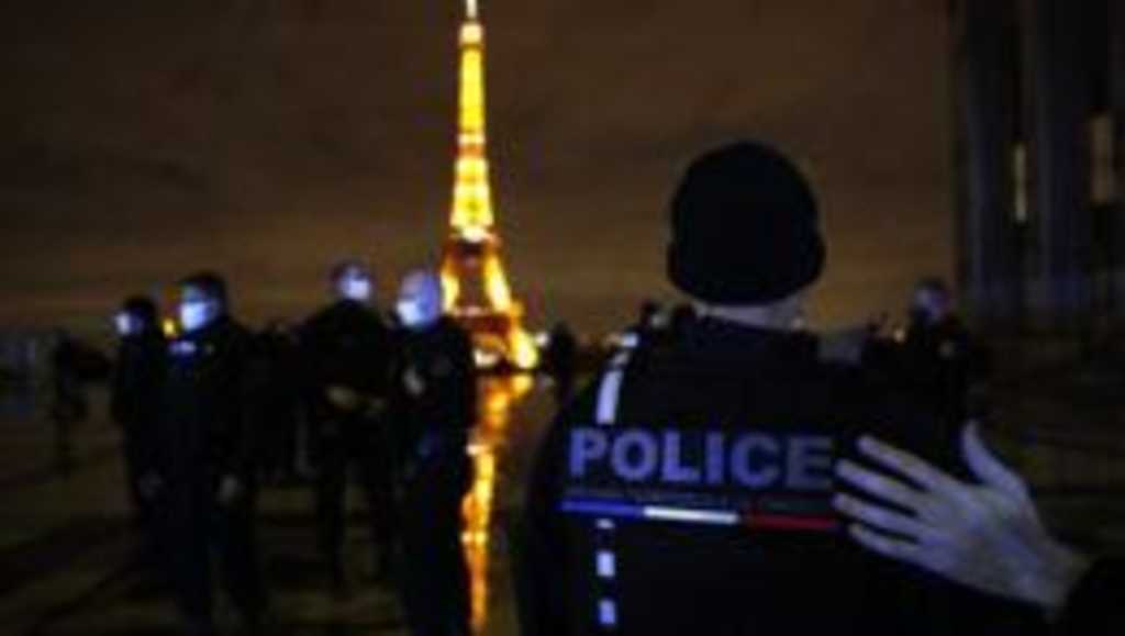Polícia pred Eiffelovou vežou.