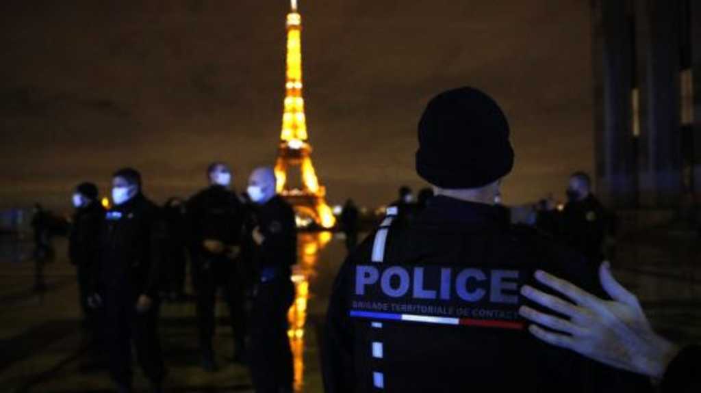 Polícia pred Eiffelovou vežou.