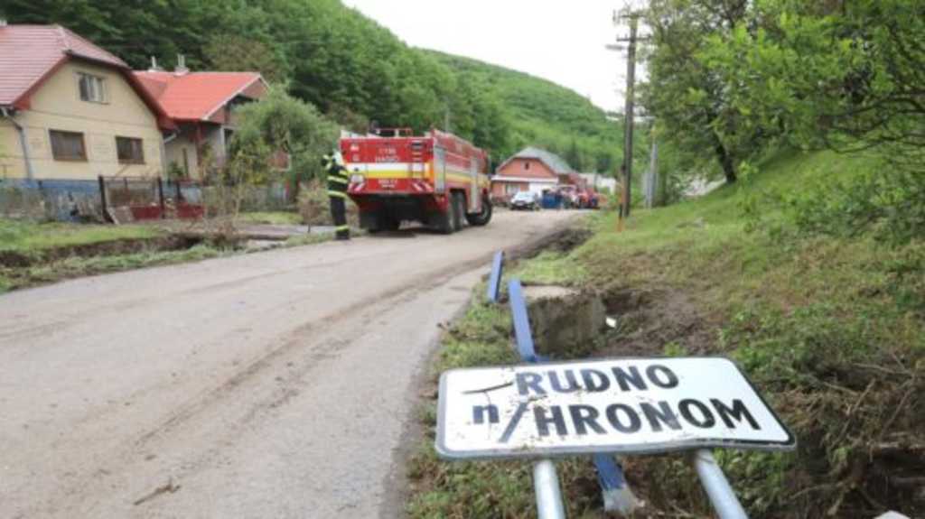 a snímke tabuľa s nápisom názvu obce Rudno nad Hronom.