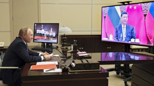 Na snímke ruský prezident Vladimir Putin počas videokonferencie s čínskym prezidentom Si Ťin-pchingom.