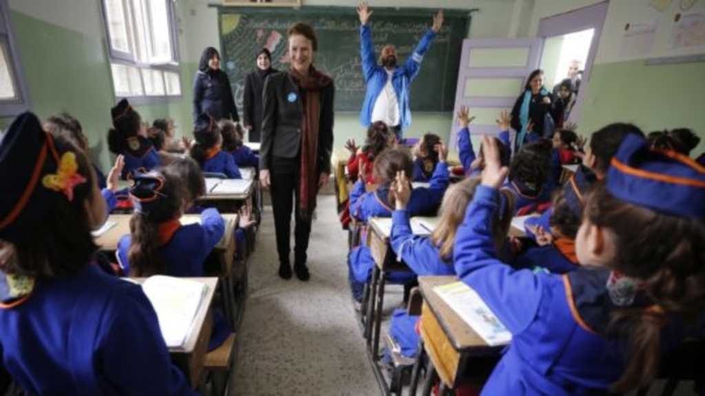 Dlhoročná šéfka Detského fondu OSN (UNICEF) Henrietta Foreová sa rozpráva so žiakmi počas návštevy školy v sýrskom meste Ma'ardes.