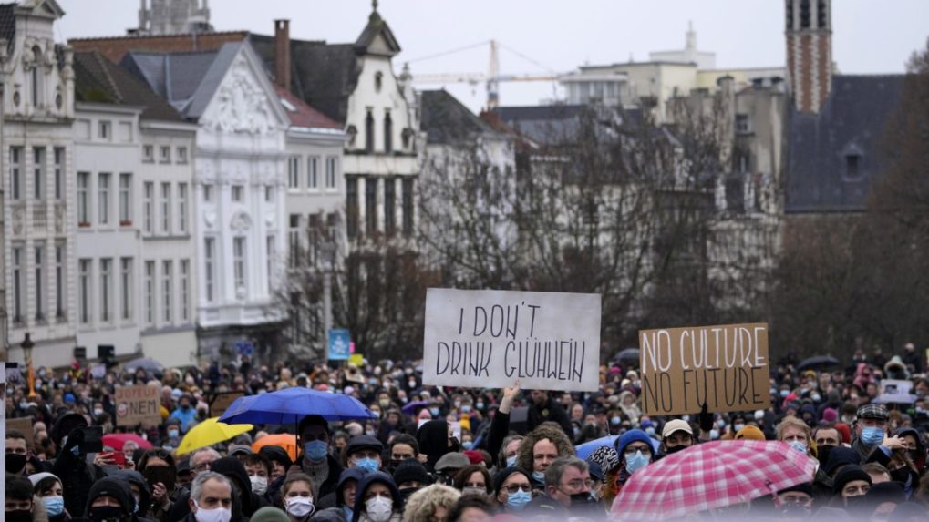 V Bruseli protestovali tisíce ľudí proti nespravodlivým opatreniam
