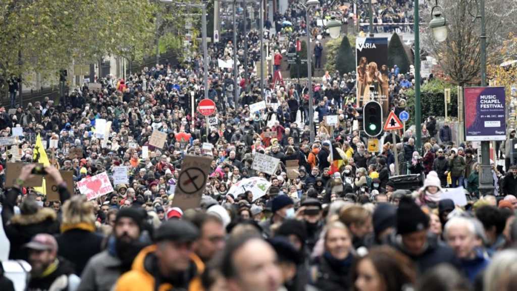 Ľudia v Bruseli protestovali proti opatreniam