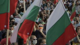 ľudia s bulharskými vlajkami.