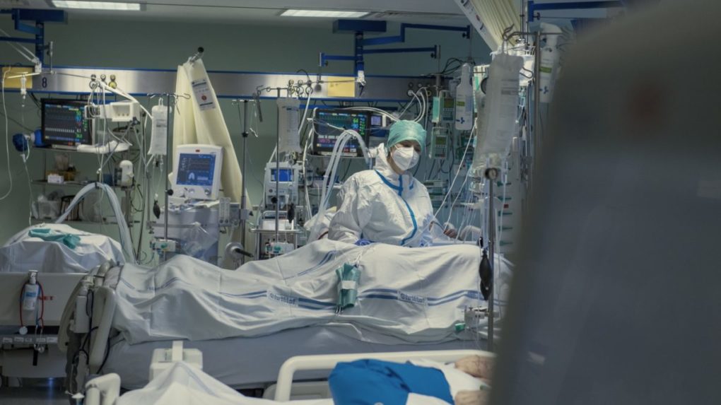 Pandémia v Česku spomaľuje. Ubúda počet nových prípadov i úmrtí