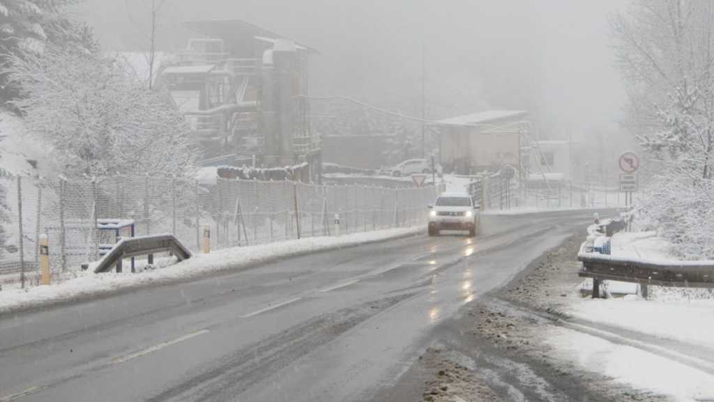 Na cestách je miestami poľadovica, sneh či mrznúce mrholenie