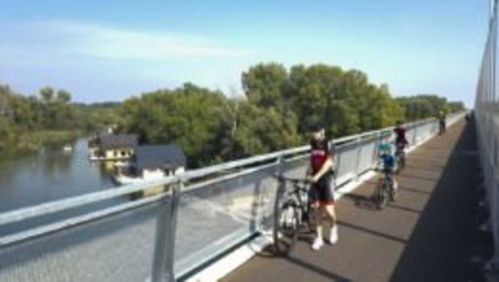 Na snímke cyklisti na moste.