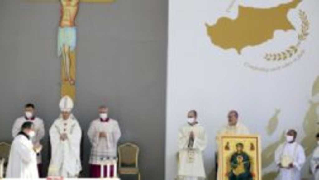 pápež František celebruje svätú omšu v Nikózii.