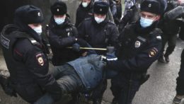 Policajti zatýkajú demonštranta, ktorý protestoval proti zákazu organizácie Memorial.