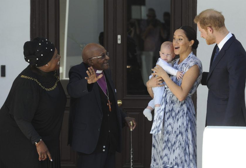 Britský princ Harry (vpravo), jeho manželka Meghan (druhá sprava), ich štvormesačný syn Archie, juhoafrický emeritný arcibiskup Desmond Tutu (druhý zľava) a jeho manželka Leah počas stretnutia v Kapskom Meste.