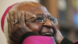 juhoafrický duchovný, známy bojovník proti apartheidu a laureát Nobelovej ceny za mier Desmond Tutu
