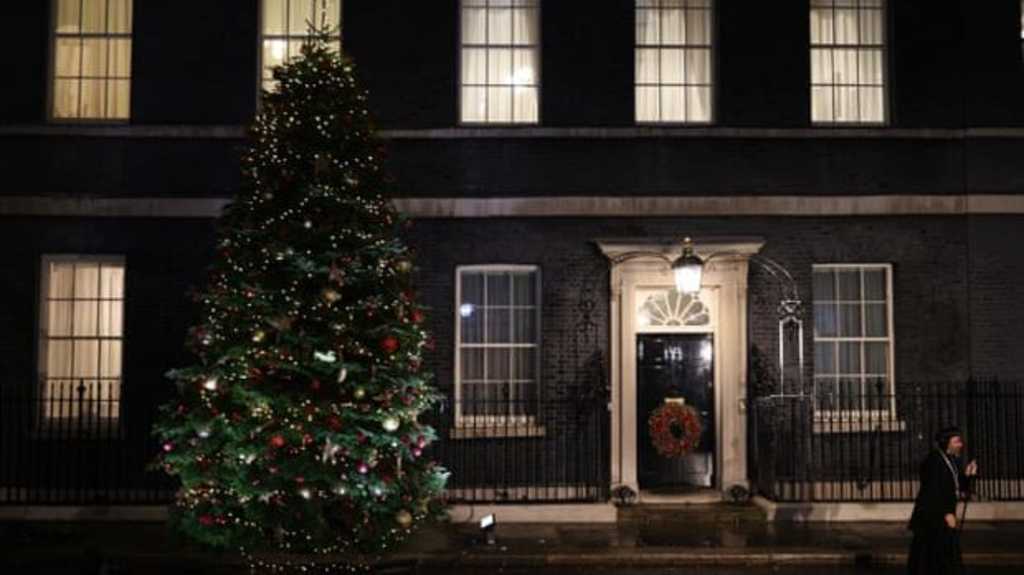 O vianočný večierok pred sídlom britského premiéra prejavilo záujem vyše milióna ľudí