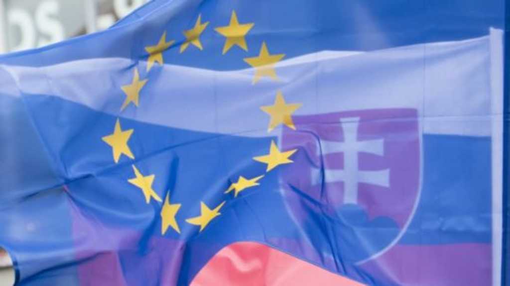 Na snímke vlajky Slovenskej republiky a Európskej únie.