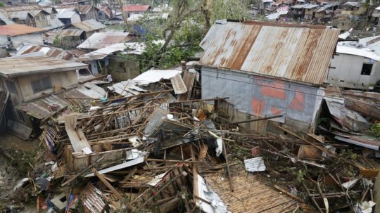 Trosky zo zničených domov po tom, ako sa oblasťou prehnal tajfún Rai