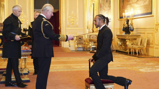 Princ Charles pasuje Lewisa Hamiltona za rytiera.