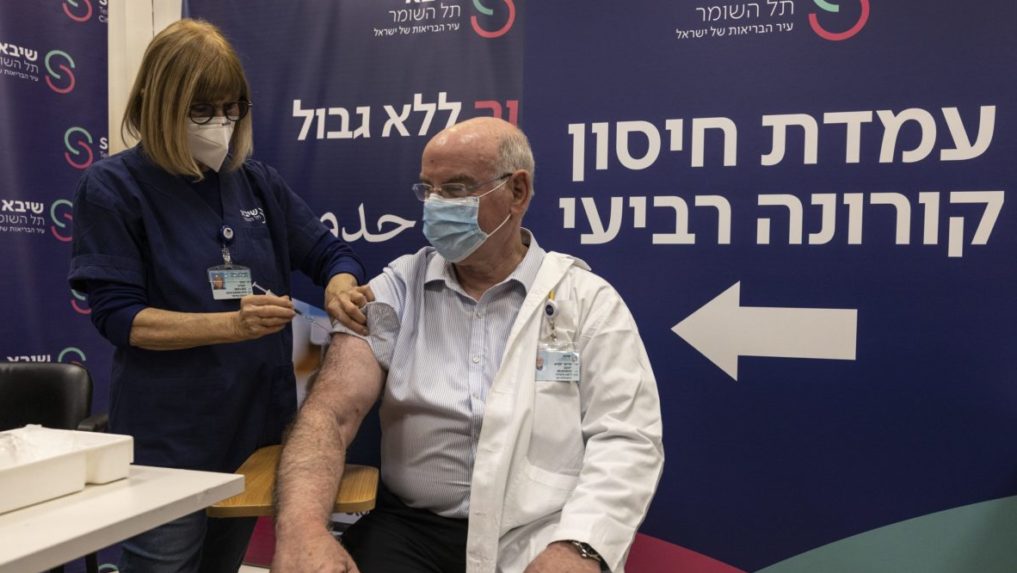 V Izraeli dali prvým zdravotníkom štvrtú dávku vakcíny