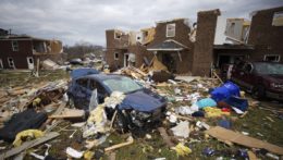 Vrak auta a trosky zo zničených domov a budov po vyčíňaní tornáda v meste Bowling Green, americkom štáte Kentucky.