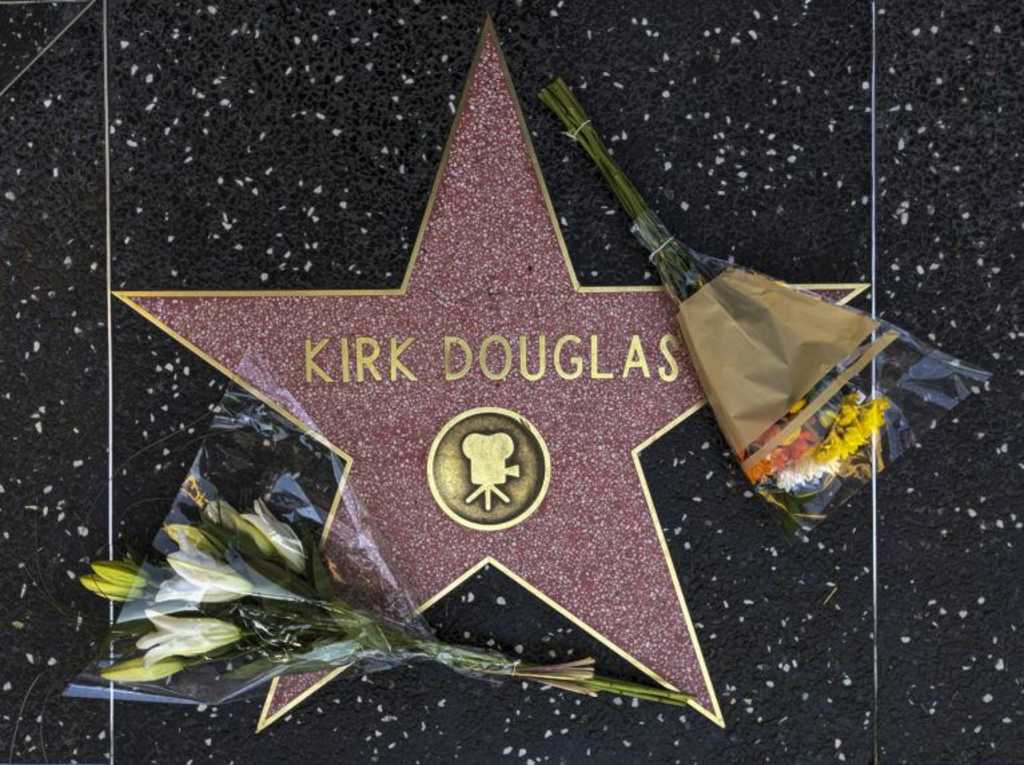 kvety sú položené na hviezde herca Kirka Douglasa na holywoodskom Chodníku slávy v Los Angeles