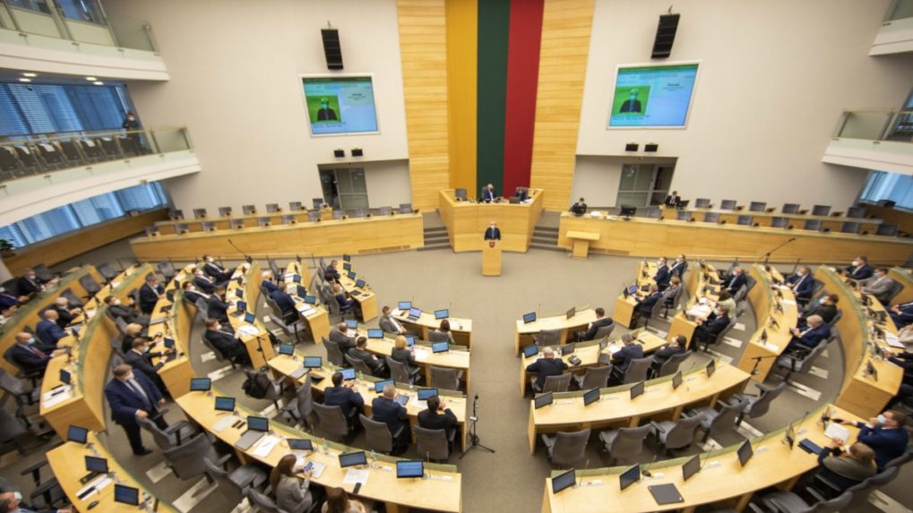 Litva bude žiadať covidové pasy od poslancov