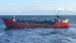 plavidlo s migrantmi na palube