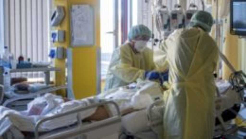 Zdravotné sestry ošetrujú pacienta s ochorením Covid-19 na jednotke intenzívnej starostlivosti v nemocnici v nemeckom Halle.