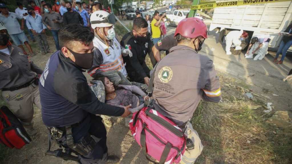 Pri dopravnej nehode v Mexiku zomrelo najmenej 53 migrantov