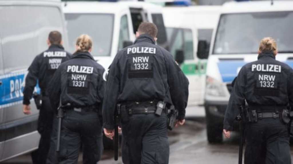 Na snímke nemeckí policajti.
