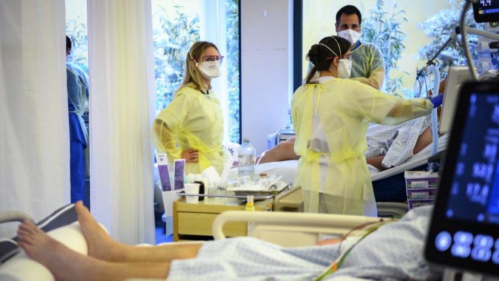 Omikron má o 80 % nižšie riziko hospitalizácie, vyplýva z novej juhoafrickej štúdie