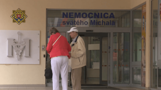 Na snímke pacienti pred Nemocnicou sv. Michala v Bratislave.