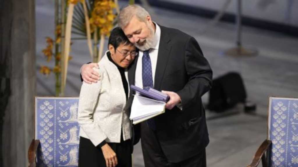 Dmitrij Muratov a Maria Ressová si prevzali tohtoročné Nobelove ceny za mier.