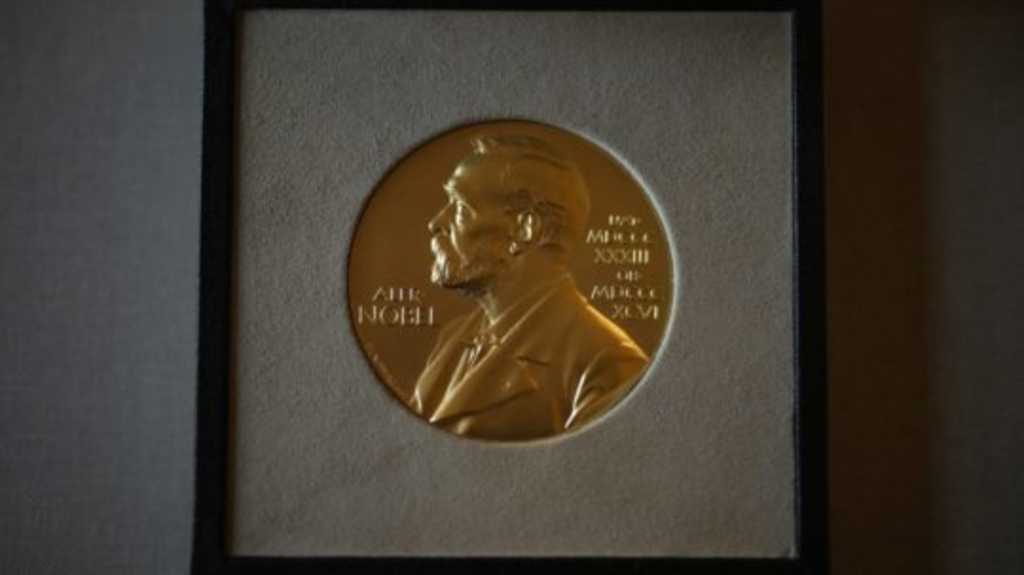 Nobelova cena - zlatá medaila.