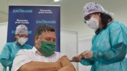 infektológ Vladimír Krčméry ako prvý Slovák počas úvodného očkovania proti ochoreniu COVID-19