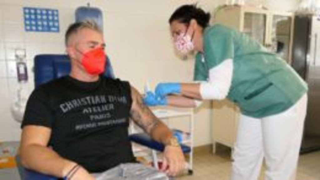 Na snímke muž dostáva vakcínu proti ochoreniu COVID-19.
