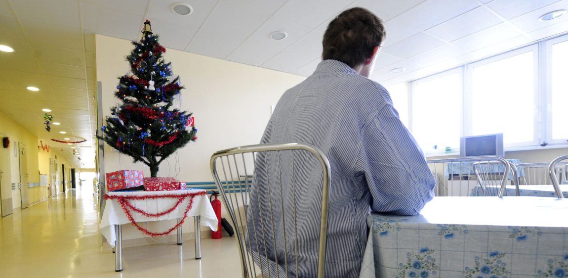 Zdravotníci a pacienti v nemocniciach si tiež vychutnajú vianočnú večeru