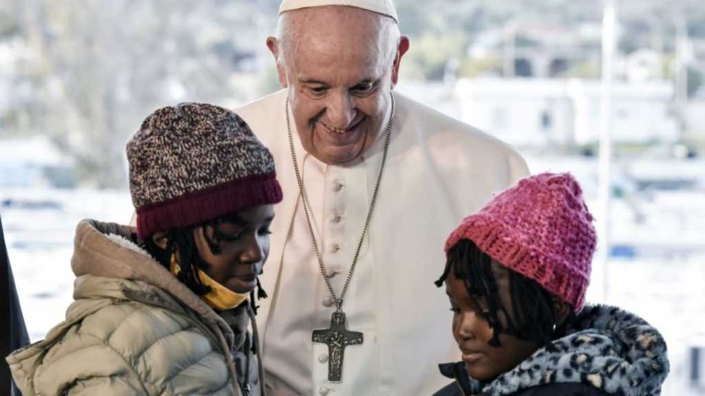 Pápež na Lesbose: Stredozemné more sa stalo cintorínom bez náhrobkov