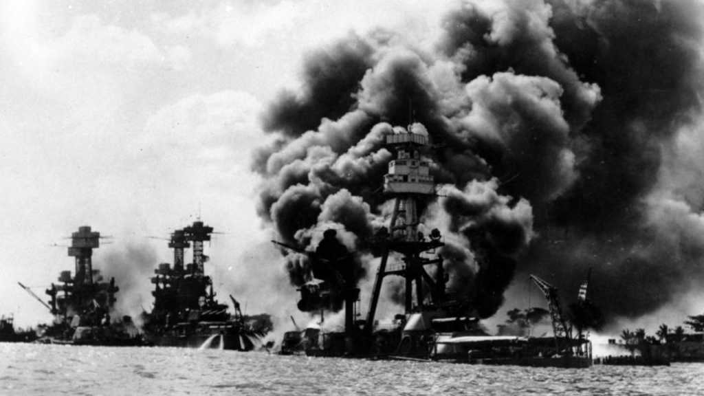 Japonsko bombarduje americkú základňu na Pearl Harbor.
