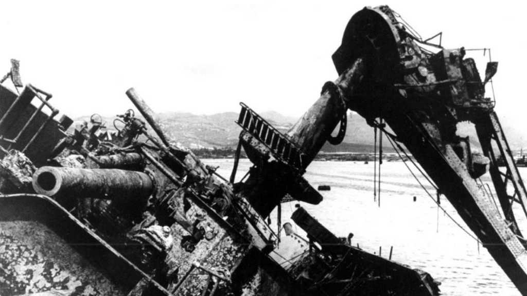 Na archívnej snímke z 24. mája 1943 je vrak bojovej lode Oklahoma v Pearl Harbore.