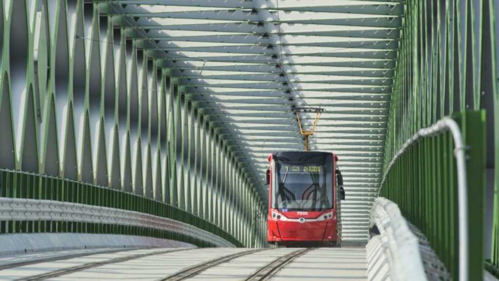 Električkovú trať v Petržalke dokončia v roku 2024, tvrdí Vallo