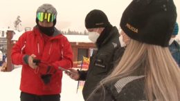Polícia kontroluje dodržiavanie opatrení v lyžiarskom stredisku.