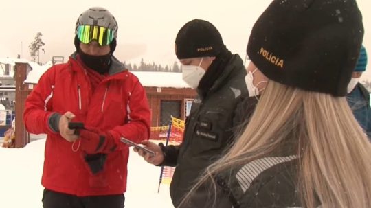 Polícia kontroluje dodržiavanie opatrení v lyžiarskom stredisku.