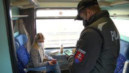 Polícia kontroluje OTP režim vo vlaku.