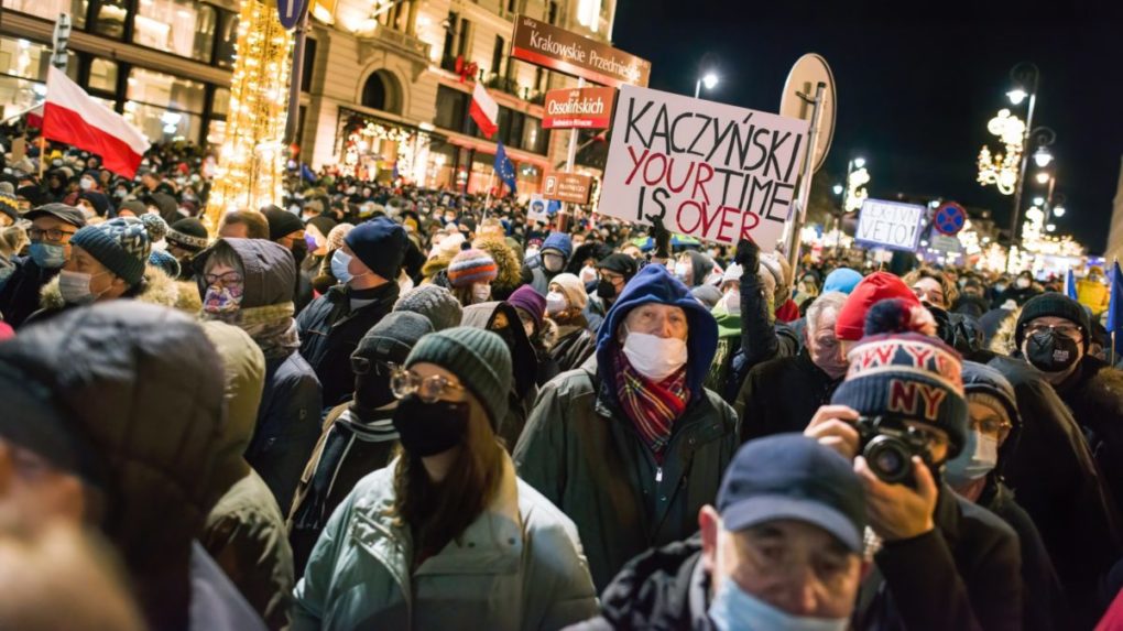 Tisíce Poliakov protestovali proti kontroverznému mediálnemu zákonu